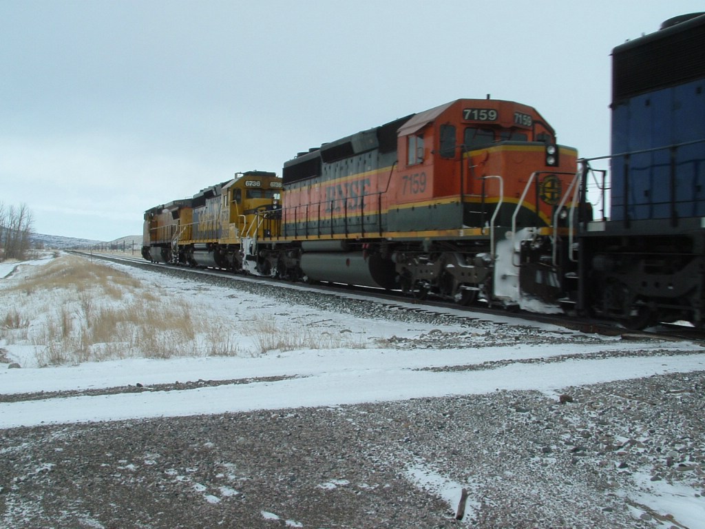 BNSF 7159 and BNSF 6736 leaving town